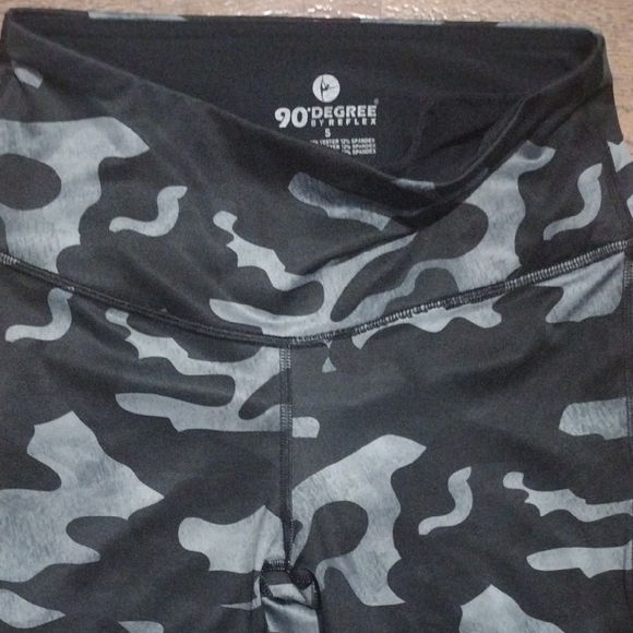 90 Degree By Reflex Camouflage Leggings - Black and Gray​​ - Picture 3 of 6